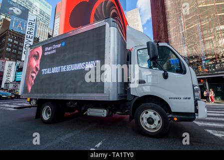 New York, Vereinigte Staaten. 20 Mai, 2019. Einen neuen rechten Gruppe namens 'Ilhan muss gehen", betrieben von Koalition Veranstalter Joe Diamond, versuchte eine Plakatwand in Times Square am 20. Mai 2019 zu enthüllen, Rep. Ilhan Omar ein Antisemit und anspruchsvollen ihre Entfernung vom Haus des Auswärtigen Ausschusses. Die billboard Start war nach unten gedreht als "umstritten" durch die Werbung Unternehmen, statt eine Anschlagtafel Lkw wurde verwendet, um ihre Botschaft zu verbreiten. Credit: Erik McGregor/Pacific Press/Alamy leben Nachrichten Stockfoto