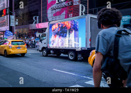 New York, Vereinigte Staaten. 20 Mai, 2019. Einen neuen rechten Gruppe namens 'Ilhan muss gehen", betrieben von Koalition Veranstalter Joe Diamond, versuchte eine Plakatwand in Times Square am 20. Mai 2019 zu enthüllen, Rep. Ilhan Omar ein Antisemit und anspruchsvollen ihre Entfernung vom Haus des Auswärtigen Ausschusses. Die billboard Start war nach unten gedreht als "umstritten" durch die Werbung Unternehmen, statt eine Anschlagtafel Lkw wurde verwendet, um ihre Botschaft zu verbreiten. Credit: Erik McGregor/Pacific Press/Alamy leben Nachrichten Stockfoto