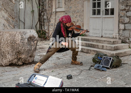 Montenegro, 2. Mai 2019: Geiger Abdul Medina in der Altstadt von Budva Stockfoto