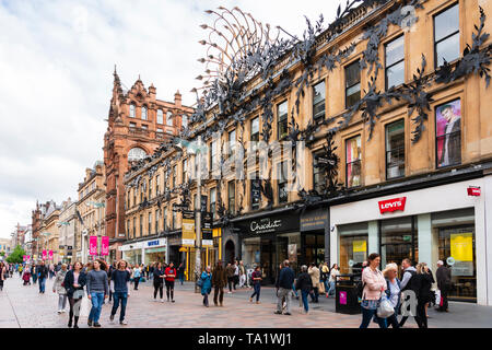 Anzeigen von Kunden und Geschäften auf der Buchanan Street die Hauptfußgängerzone in Glasgow, Schottland, Großbritannien Stockfoto