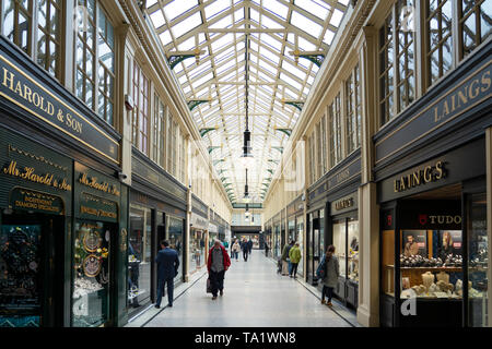 Innenraum der historischen Argyll Arcade mit vielen Schmuck Geschäfte im Stadtzentrum von Glasgow, Schottland, Großbritannien Stockfoto
