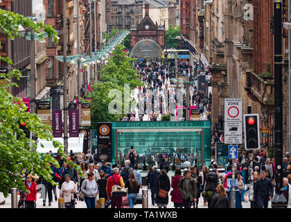 Anzeigen von Kunden und Geschäften auf der Buchanan Street die Hauptfußgängerzone in Glasgow, Schottland, Großbritannien Stockfoto