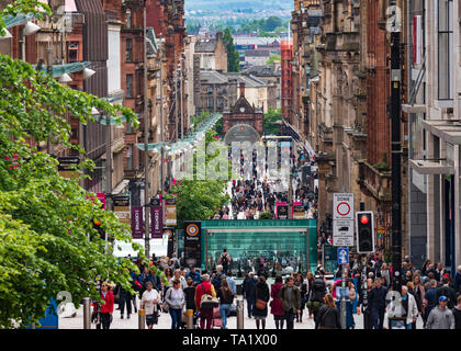 Anzeigen von Kunden und Geschäften auf der Buchanan Street die Hauptfußgängerzone in Glasgow, Schottland, Großbritannien Stockfoto