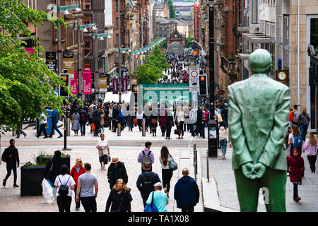 Ansicht der Käufer und die Statue von Donald Dewar auf der Buchanan Street die Hauptfußgängerzone in Glasgow, Schottland, Großbritannien Stockfoto