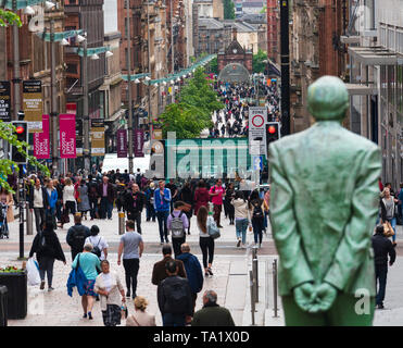 Ansicht der Käufer und die Statue von Donald Dewar auf der Buchanan Street die Hauptfußgängerzone in Glasgow, Schottland, Großbritannien Stockfoto