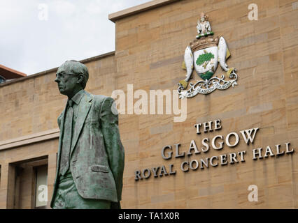 Blick auf die Statue von Donald Dewar auf der Buchanan Street die Hauptfußgängerzone in Glasgow, Schottland, Großbritannien Stockfoto