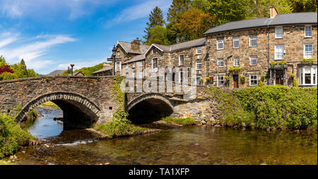 Gwnedd Beddgelert Wales Mai 13, 2019 attraktive Gebäude aus Stein neben dem Fluss Glaslyn, in Beddgelert, in der Snowdonia National Park Stockfoto