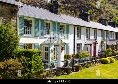 Gwnedd Beddgelert Wales Mai 13, 2019 attraktive Reihe alter Cottages in Beddgelert, in der Snowdonia National Park Stockfoto