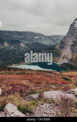 Blick auf Grinnell See vom Grinnell Glacier Trail im Glacier National Park, Montana, USA im Herbst Stockfoto