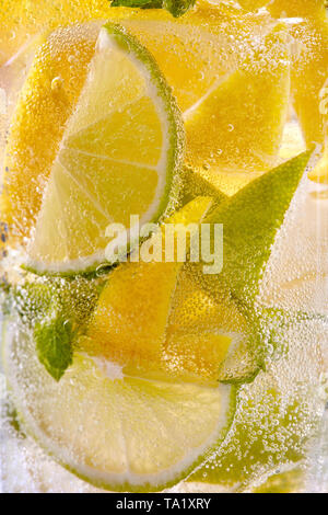 Tradition Sommer hausgemachte drink Mojito mit Limette und Minze im Glas mit Kohlensäure Luftblasen. Alkoholische oder alkoholfreie Getränke im Sommer. Stockfoto