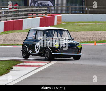 Peter Baldwin, Graham Churchill, Austin Mini Cooper S, U2 TC Trophäe für Pre 66 unter zwei Liter Tourenwagen, Donington historische Festival, Mai 2019, Mot Stockfoto