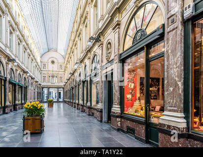 Brüssel, Belgien - 21 April, 2019: die Galerie der Königin der nördlichen Hälfte der königlichen Saint-Hubert Galerien, ein Komplex von Verglasten shopping Arc besetzen Stockfoto