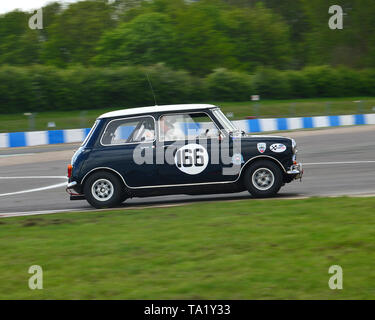 Niall Murray, Niall McFadden, Morris Mini Cooper S, U2 TC Trophäe für Pre 66 unter zwei Liter Tourenwagen, Donington historische Festival, Mai 2019, Motor Stockfoto