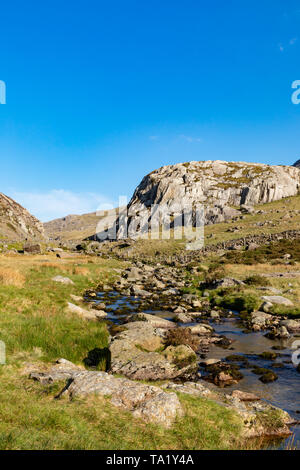 Llanberis Pass Gwnedd Wales Mai 13, 2019 einen felsigen, Gebirgsbach fließt durch das Tal der Llanberis Pass Stockfoto