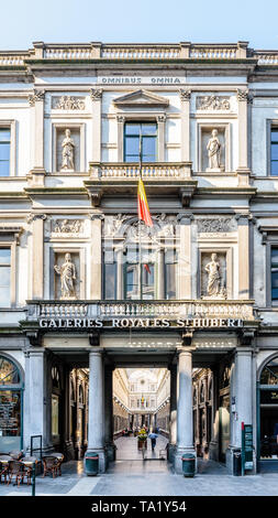 Vorderansicht der Eingang der Galerie der Königin, die nördliche Hälfte der königlichen Saint-Hubert-Galerien Brüssel, Belgien. Stockfoto