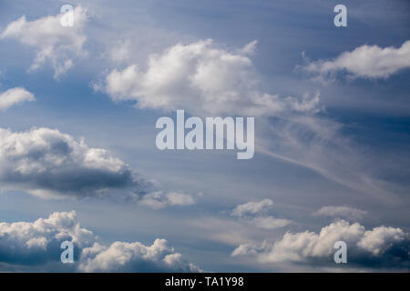 Regelmäßige Frühlingswolken am blauen Himmel bei Tageslicht in kontinentaleuropa. Aufnahme mit Teleobjektiv und Polarisationsfilter. Stockfoto