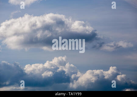 Regelmäßige Frühlingswolken am blauen Himmel bei Tageslicht in kontinentaleuropa. Aufnahme mit Teleobjektiv und Polarisationsfilter. Stockfoto