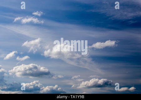 Regelmäßige Frühlingswolken am blauen Himmel bei Tageslicht in kontinentaleuropa. Aufnahme mit Teleobjektiv und Polarisationsfilter. Stockfoto