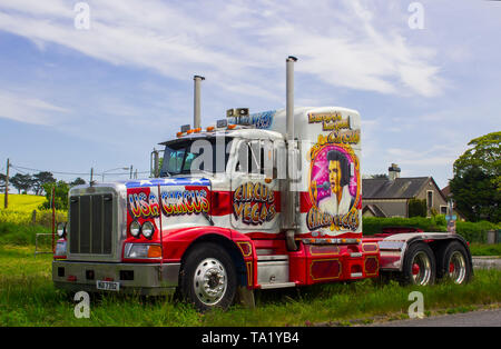 15. Mai 2019 Eine hugh Peterbilt knickgelenkten Traktor Kabine von einem amerikanischen Zirkus auf Tour iand Abstellen auf die zweispurige Zentrale Reservierung in Ba verwendet Stockfoto