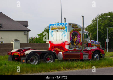 15. Mai 2019 Eine hugh Peterbilt knickgelenkten Traktor Kabine von einem amerikanischen Zirkus auf Tour iand Abstellen auf die zweispurige Zentrale Reservierung in Ba verwendet Stockfoto