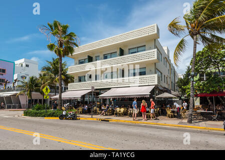 Miami, FL, USA - 19. April 2019: das News Cafe im historischen Art déco-Viertel von Miami South Beach mit Hotels, Cafes und Restaurants am Meer Stockfoto