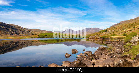 Capel Curig Gwynedd Wales Mai 14, 2019 Schöner refelctions auf die Berge von Snowdonia in Llynnau Mymbyr Stockfoto