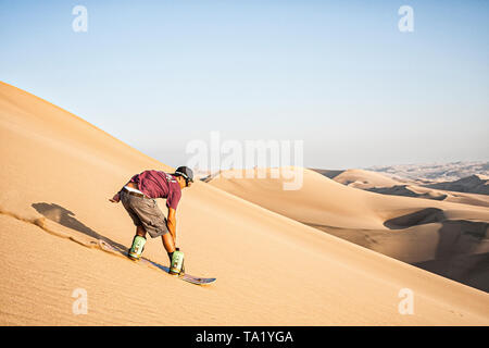 Sandboarding auf Huacachina Wüste. Ica, Ica, Peru. Stockfoto