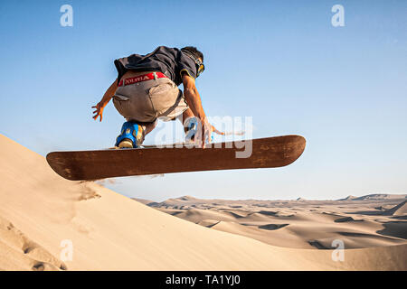 Sandboarding auf Huacachina Wüste. Ica, Ica, Peru. Stockfoto