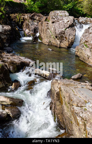 Betws y Coed Conwy Wales Mai 14, 2019 Kleine fällt auf den Fluss Llugwy, wie es durch das Dorf fließt Stockfoto