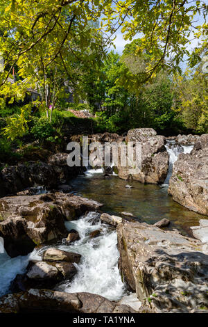 Betws y Coed Conwy Wales Mai 14, 2019 Kleine fällt auf den Fluss Llugwy, wie es durch das Dorf fließt Stockfoto