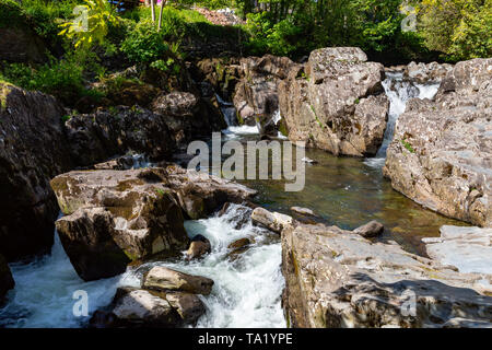 Betws y Coed Conwy Wales Mai 14, 2019 Kleine fällt auf den Fluss Llugwy, wie es durch das Dorf fließt Stockfoto