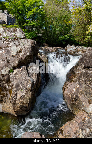 Betws y Coed Conwy Wales Mai 14, 2019 Kleine fällt auf den Fluss Llugwy, wie es durch das Dorf fließt Stockfoto