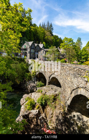 Betws y Coed Conwy Wales Mai 14, 2019 Brücke über den Fluss Llugwy fließt durch das Dorf Stockfoto