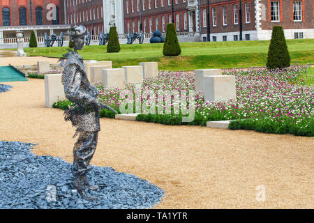 John Everiss der Installation, die Truppen die Landung an den Stränden am D-Day, der vor 75 Jahren. Meer Sparsamkeit Pflanzen würden durch sie gesehen wurden. Stockfoto