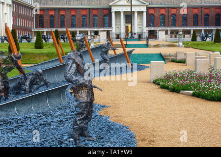 John Everiss der Installation, die Truppen die Landung an den Stränden am D-Day, der vor 75 Jahren. Meer Sparsamkeit Pflanzen würden durch sie gesehen wurden. Stockfoto