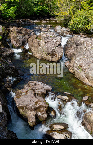 Betws y Coed Conwy Wales Mai 14, 2019 Kleine fällt auf den Fluss Llugwy, wie es durch das Dorf fließt Stockfoto