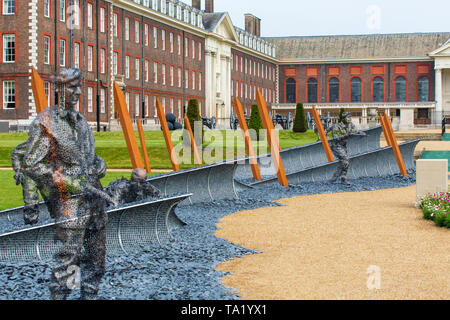 John Everiss der Installation, die Truppen die Landung an den Stränden am D-Day, der vor 75 Jahren. Meer Sparsamkeit Pflanzen würden durch sie gesehen wurden. Stockfoto