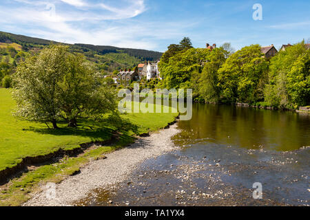 Carrog Denbighshire Wales 14. Mai 2019 den Fluss Dee, fließt durch das Dorf Carrog Stockfoto