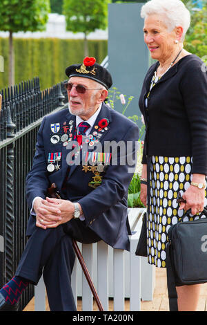 Veteranen der Normandie am D-Day 75 Garten vorhanden. D-Day veteran Joe Cattini Uhren verfahren. Stockfoto