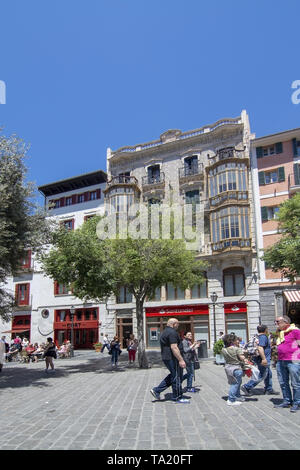 PALMA, MALLORCA, SPANIEN - 20. MAI 2019: Plaza Cort Touristen im Sonnenlicht am 20. Mai 2019 im Palma, Mallorca, Balearen, Spanien. Stockfoto