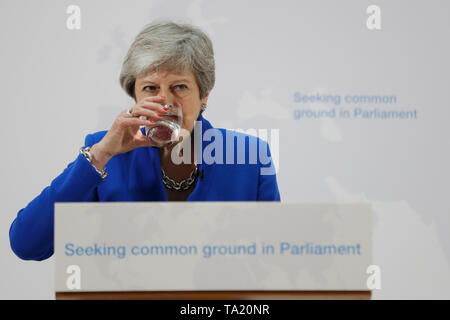 Premierminister Theresa May Getränke Wasser während einer Rede in London auf Ihrer neuesten Brexit Pläne. Stockfoto