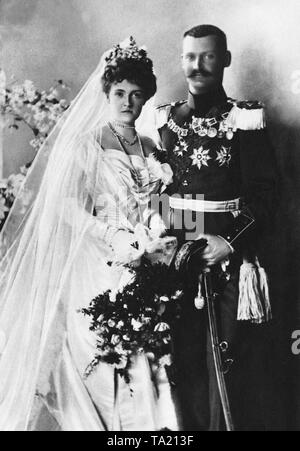 Hochzeit Bild von Kronprinz Rupprecht von Bayern und seine Frau, Herzogin Marie Gabriele in Bayern. Stockfoto