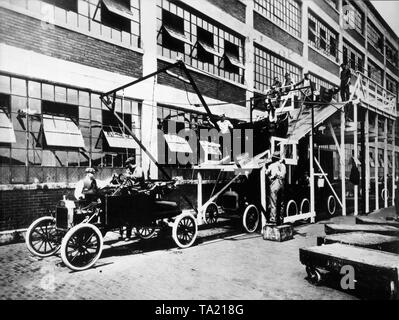 Der Ford Modell T, genannt "Tin Lizzy" ist durch das Werk des Ford Werk Highland Park gezogen Stockfoto