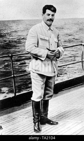 Ein Foto aus 1928 zeigt Stalin während eines Sommer Urlaub am Schwarzen Meer auf dem Deck der das Boot. Stockfoto