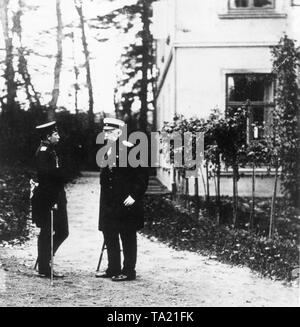 Otto von Bismarck und Kaiser Wilhelm II. in Friedrichsruhe, Bismarck's Residence. Bismarck, Kanzler der Bundesrepublik Deutschland trat im März 1890 aus Protest gegen die kaiserliche Politik. Frühe Konflikte zwischen Wilhelm II. und sein Kanzler bald vergiftet die Beziehungen zwischen den beiden Männern, die sich daraus ergebende öffentliche Wahrnehmung der junge Monarch der greise Kanzler mehrmals in seiner Residenz besucht zu decken Stockfoto