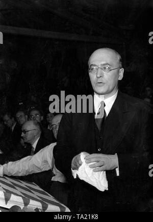 Dr. Heinrich Bruening spricht in München bei der Wahl Rallye von der Bayerischen Volkspartei. Stockfoto