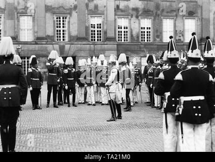 Kaiser Wilhelm II. bei der Einführung von seinem Sohn, Prinz Oskar von Preußen, der in der ersten Garde Regiment. Von links nach rechts: Major von Westernhagen, Major von Plueskor, Unbekannt, Kronprinz Wilhelm von Preußen, Prinz Eitel Friedrich von Preußen, Kaiser Wilhelm II. und Oberst von Kalikstein. Stockfoto