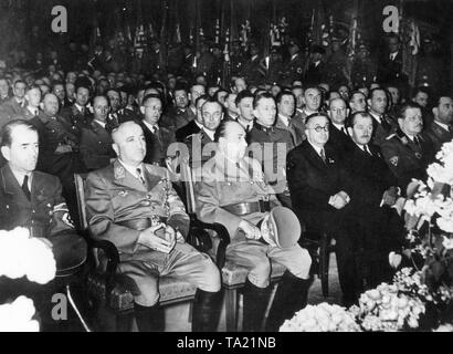 Führende Männer der NSDAP, der Wehrmacht und der Deutschen Rüstungsindustrie bei einem Festakt zum "Tag der Arbeit" am 1. Mai. 1942. Von links nach rechts: Albert Speer, Reich Organisation Projektleiter Dr. Robert Ley (Vorne), Wirtschaftsminister Walther Funck, der flugzeugkonstrukteur Dr. Ernst Heinkel, der VW Ingenieur Prof. Dr. Ferdinand Porsche und Dr. Karl Wilhelm Ohnesorge links Stockfoto