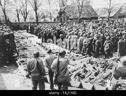 Auf dem Todesmarsch der KZ Dachau, SS-Wachen erschossen alle Insassen zu krank, bis zu halten, Stockfoto