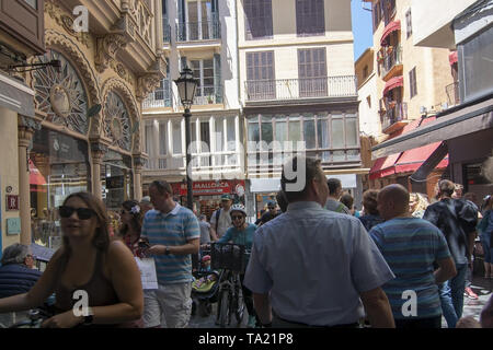 PALMA, MALLORCA, SPANIEN - 20. MAI 2019: Store Fronten von Real Madrid und RCD Mallorca Fußball-Teams am 20. Mai 2019 im Palma, Mallorca, Balearen, Spanien. Stockfoto